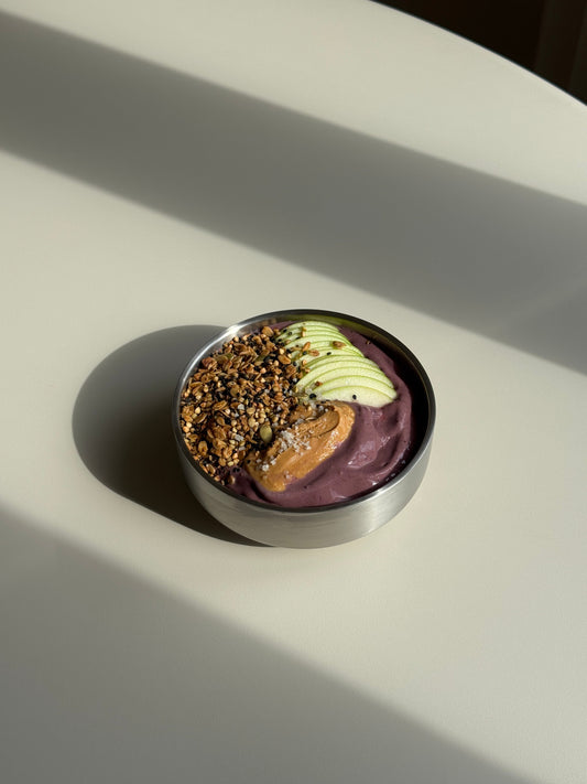 Açai Glow Bowl met groene appel, limoen & zeezout